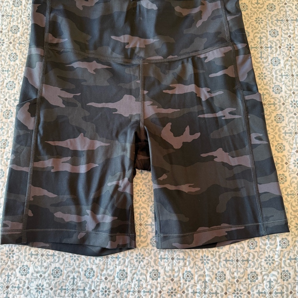 Athleta ultimate stash pocket short 7”
